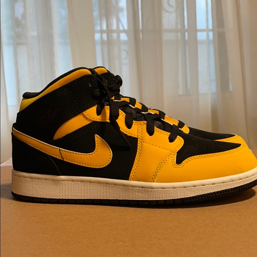 Air Jordan mid 1